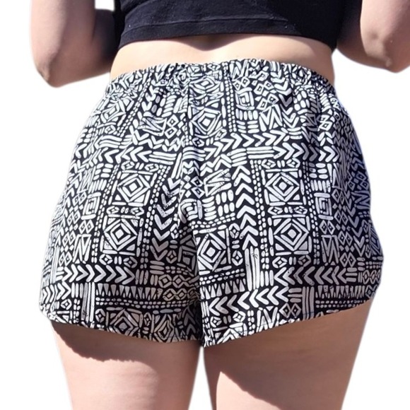 Womens Aztec Print Shorts Elastic Waist Casual Summer Short Black White - Picture 4 of 4